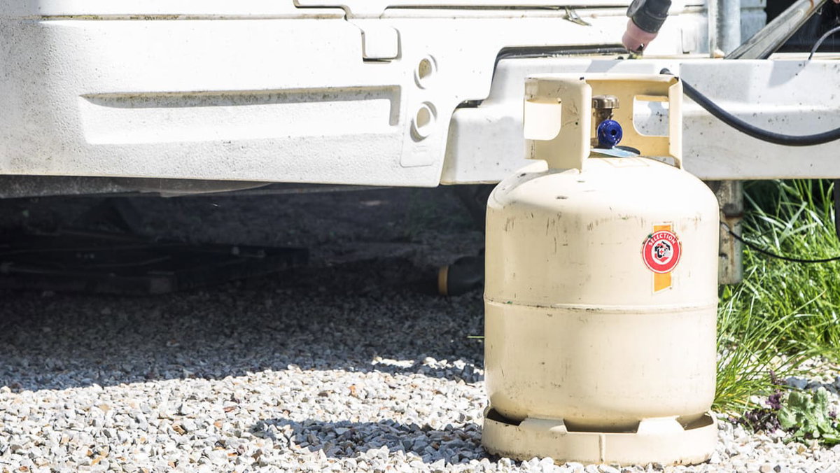 Fransa'da bir karavanın önünde bir gaz tüpü