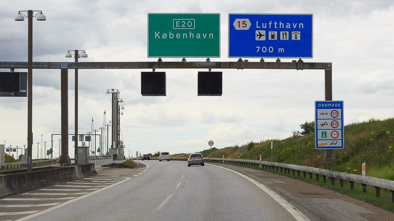 Danimarka'da trafik kuralları: hız, güvenlik yelekleri ve kampçılar için özel özellikler