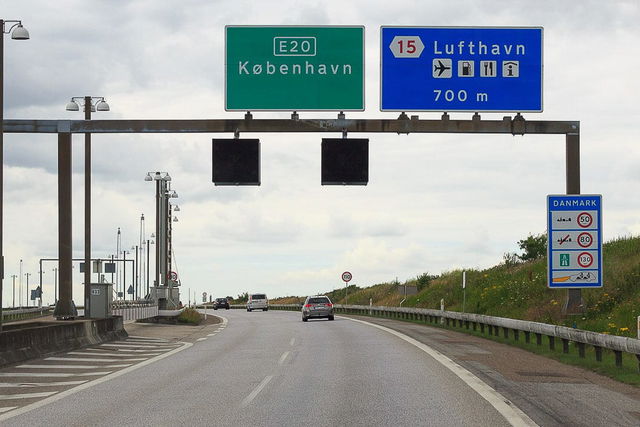 Danimarka'da trafik kuralları: hız, güvenlik yelekleri ve kampçılar için özel özellikler