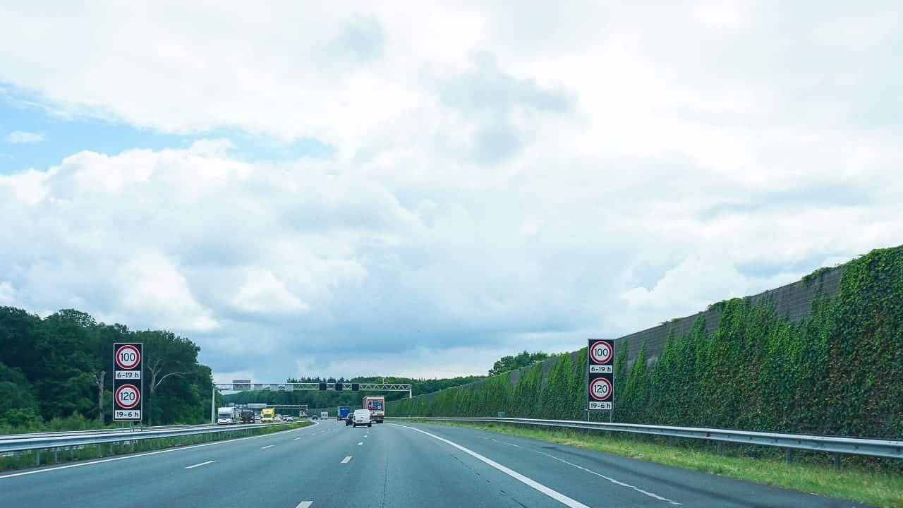 Hollanda'da trafik kuralları: Hız sınırı, güvenlik yeleği ve araç sürücüleri ve kampçılar için özel özellikler