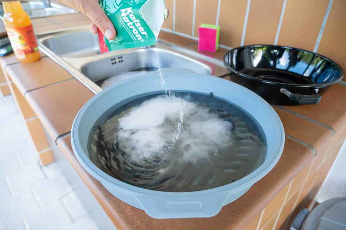 Kirli ızgara ızgarasını karbonat ve sirkeyle temizleme.