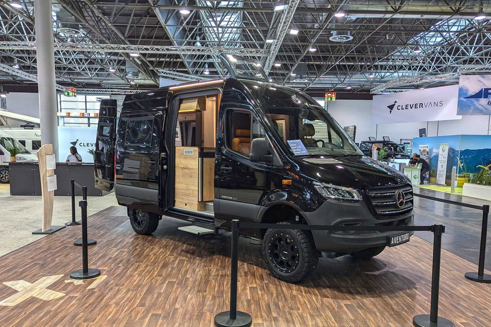 Innovations Caravan Salon 2024: Clever Aventuro 600 - 2 kişilik dört tekerlekten çekişli akıllı sprinter