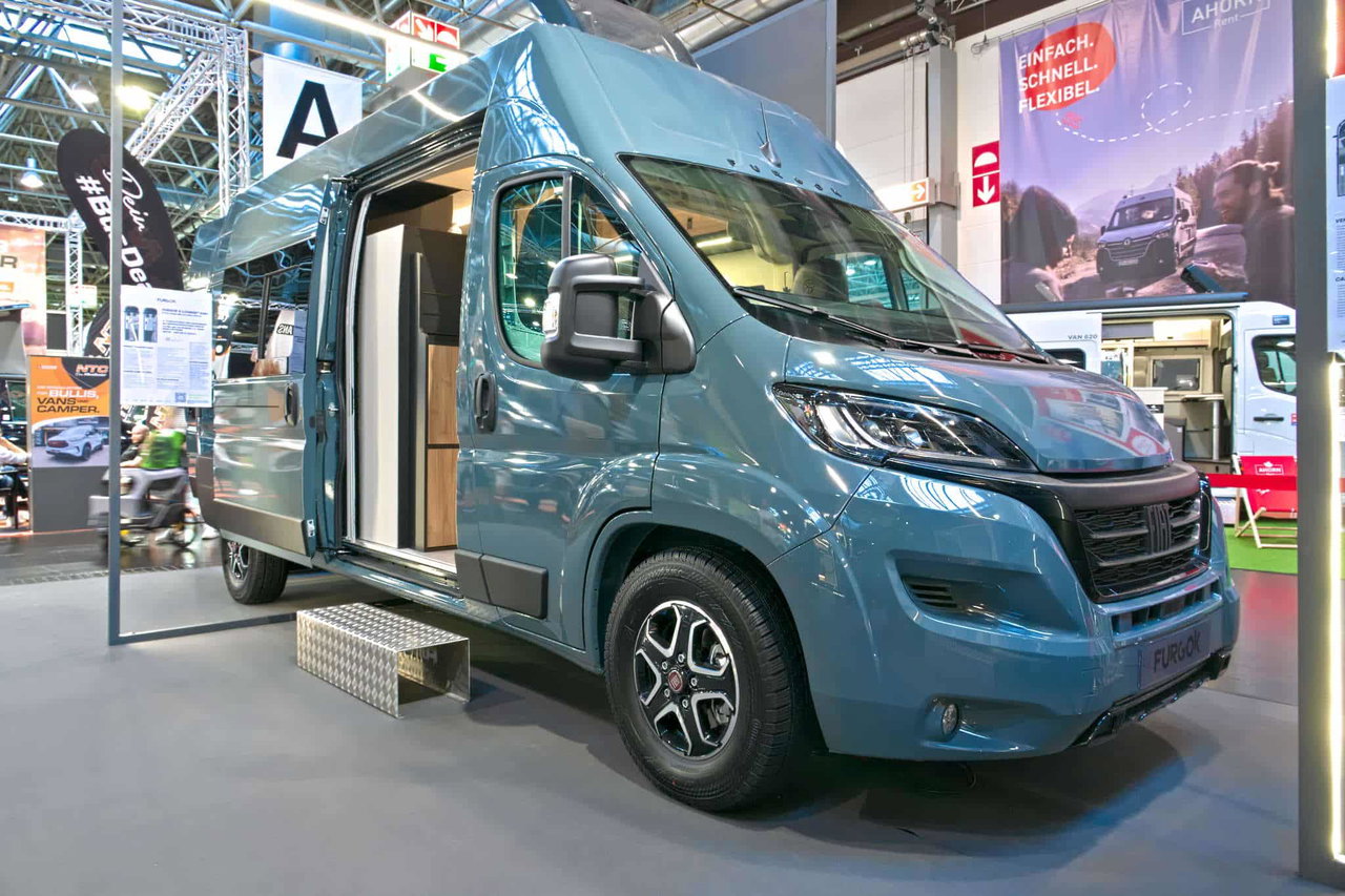 FURGOK X-LOUNGE 600+ (2025) Außenansicht Caravan Salon 2024