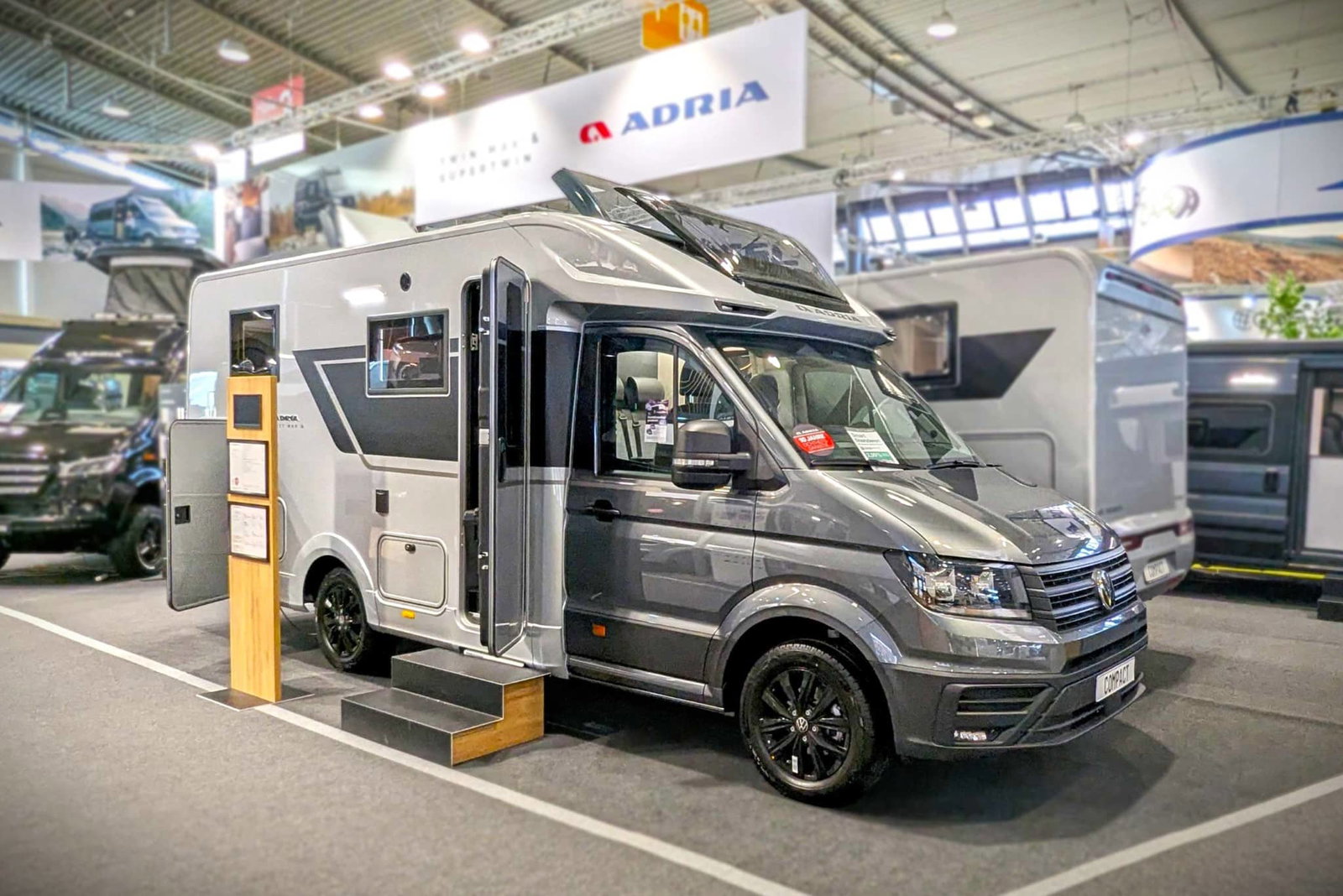 Adria Compact Max (2025) - İyi hissettiren ambiyansa sahip dar yarı entegre model