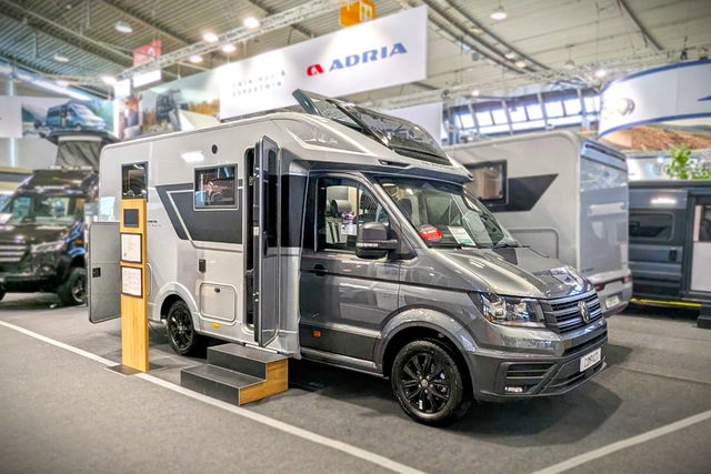 Adria Compact Max (2025) - İyi hissettiren ambiyansa sahip dar yarı entegre model
