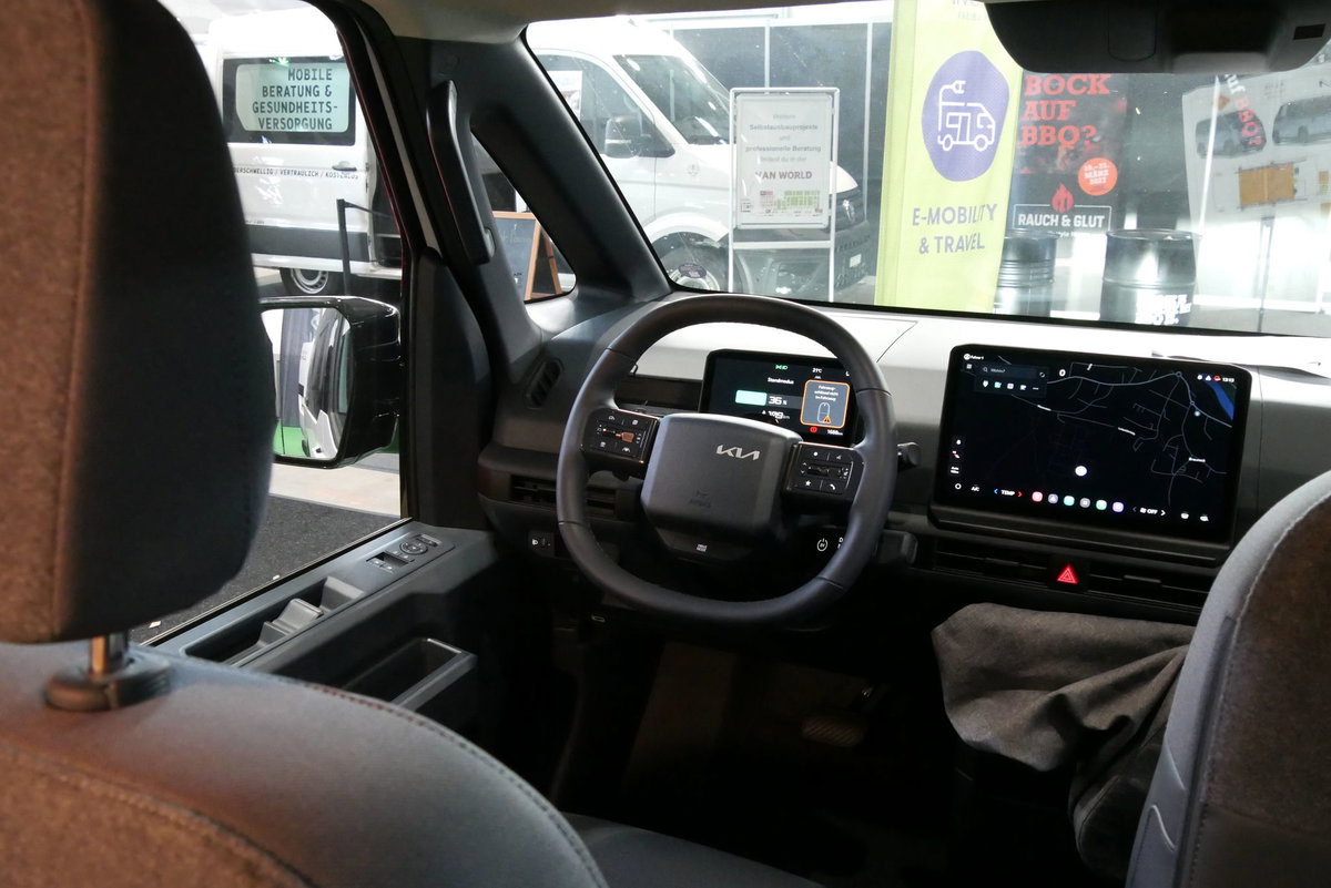 Alpincamper auf der caravan live 2026: Fahrersitz im Kia PV5.