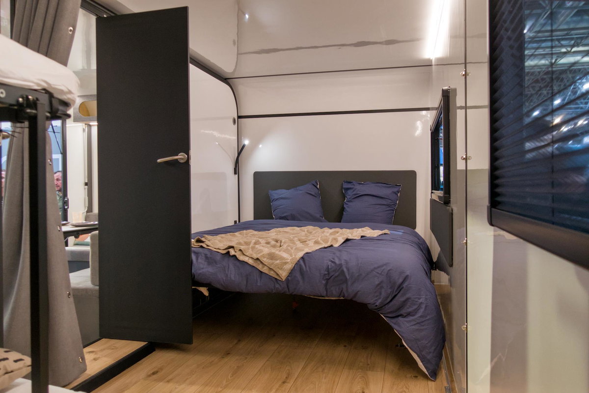 Beauer X6 auf dem Caravan Salon 2026: Doppelbett im Schlafbereich.
