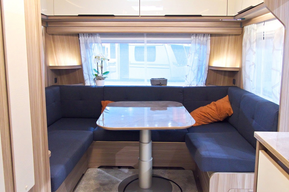 2026 Caravan Salon'da Fendt Tendenza 560 SFDW: Ön kısımda ferah oturma grubu.