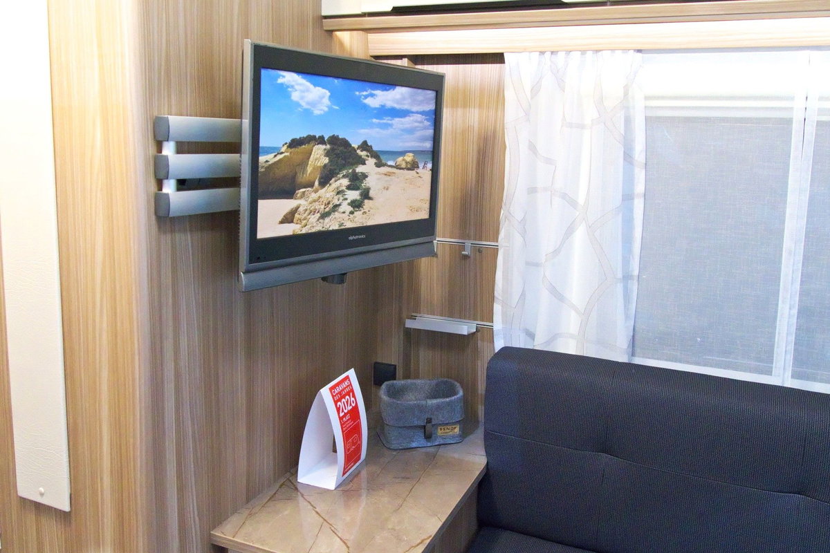 Caravan Salon 2026'da Fendt Tendenza 560 SFDW: Oturma grubunda televizyon.