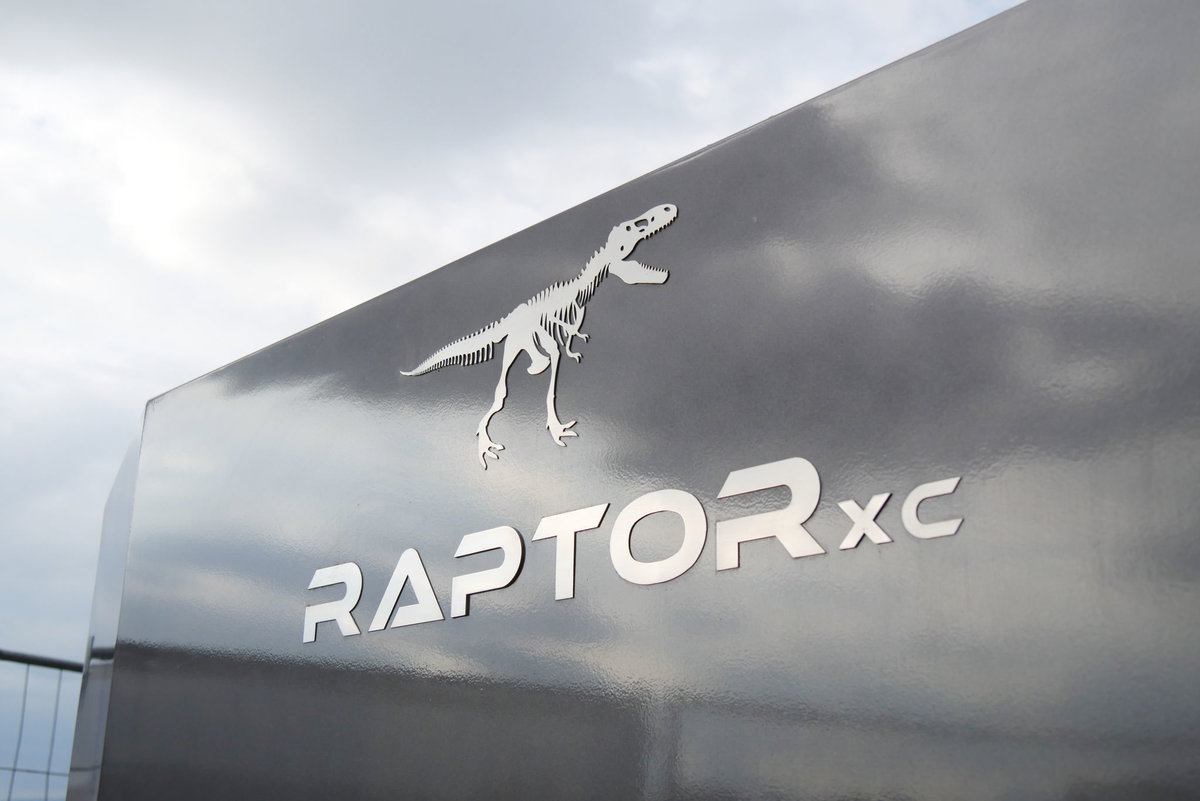 Raptor XC (3. Gen.) auf der Caravan live 2026 in Freiburg: Logo am Wohnwagen.