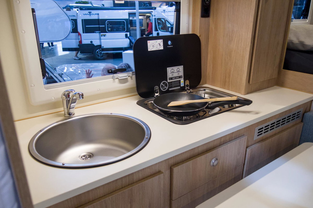 Tischer 200 Superlight auf dem Caravan Salon 2026: Küchenmodul mit Spüle und Herd.